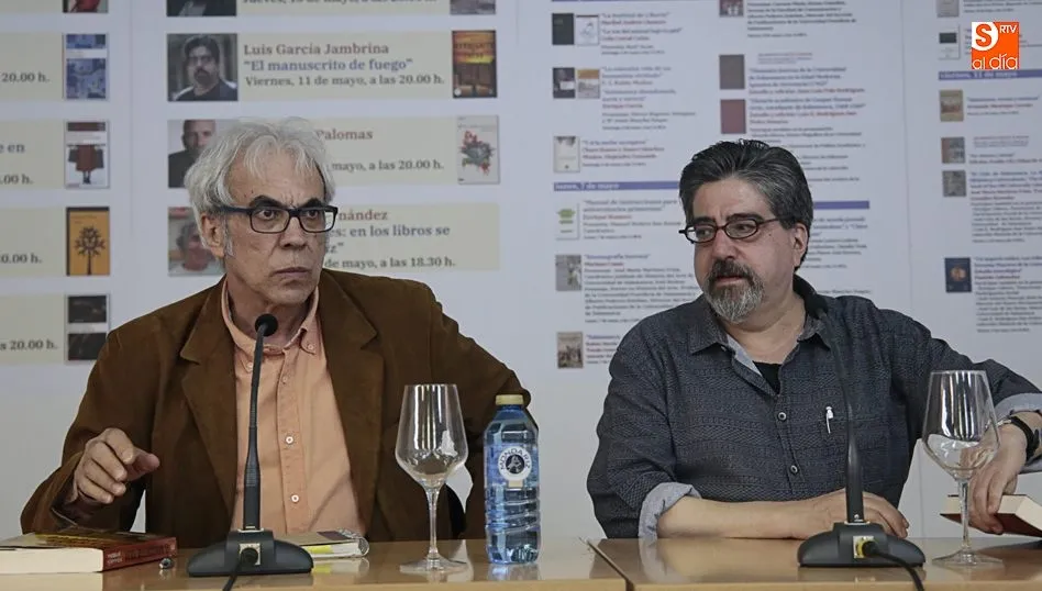 Luis García Jambrina (der.) estuvo acompañado del escritor José Antonio Sánchez Paso / REP. GRÁFICO: ALEX LÓPEZ