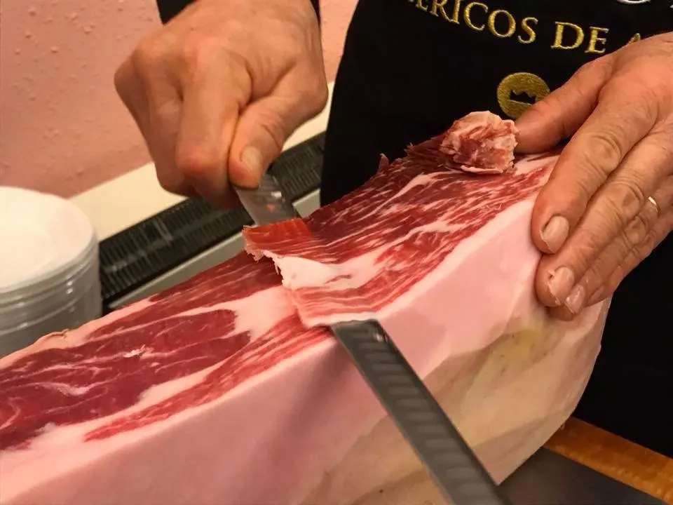 Un cortador de jamón de El Ventorro durante una degustación