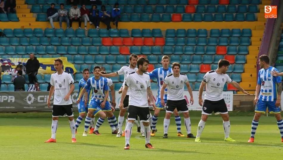 Varios jugadores del equipo charro defienden una jugada de estrategia ante la Arandina. Foto: Alberto Martín