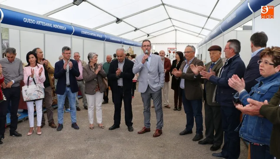 El alcalde de Vilvestre agradecía al público su asistencia y a los 20 expositores que se han dado cita / CORRAL