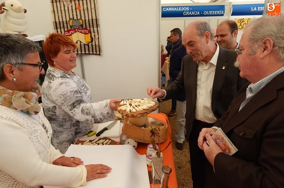 El alcalde de la villa, José Prieto, y el diputado Manuel Rufino, en el expositor del queso de Arribes como protagonista.