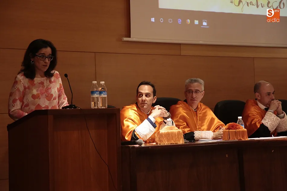 Foto 10 - Los alumnos de Econom&iacute;a celebran su fiesta de graduaci&oacute;n