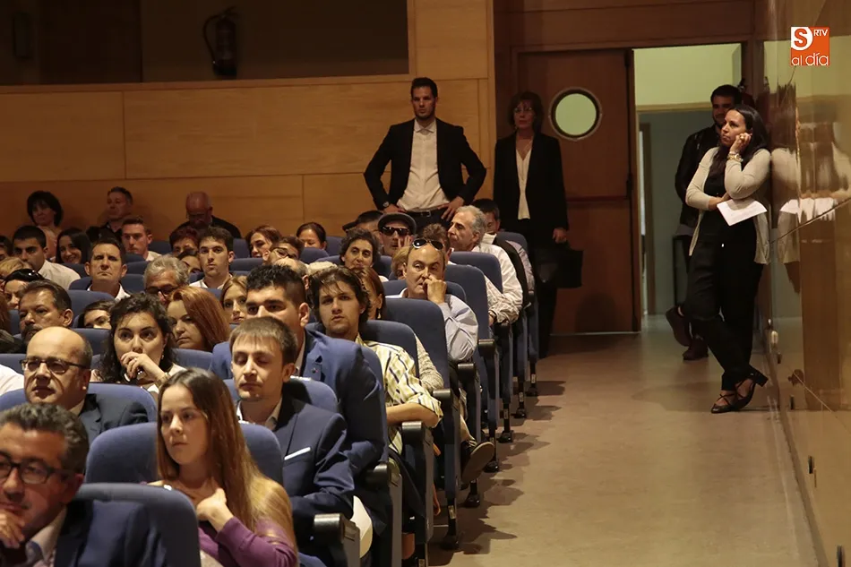 Foto 9 - Los alumnos de Econom&iacute;a celebran su fiesta de graduaci&oacute;n