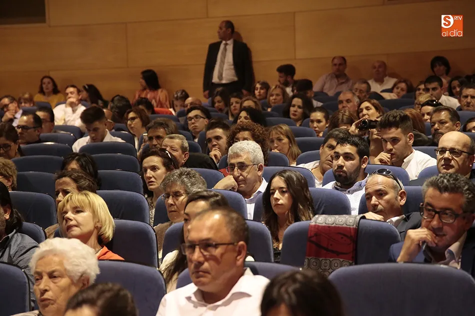 Foto 7 - Los alumnos de Econom&iacute;a celebran su fiesta de graduaci&oacute;n