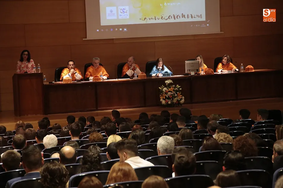 Foto 6 - Los alumnos de Econom&iacute;a celebran su fiesta de graduaci&oacute;n