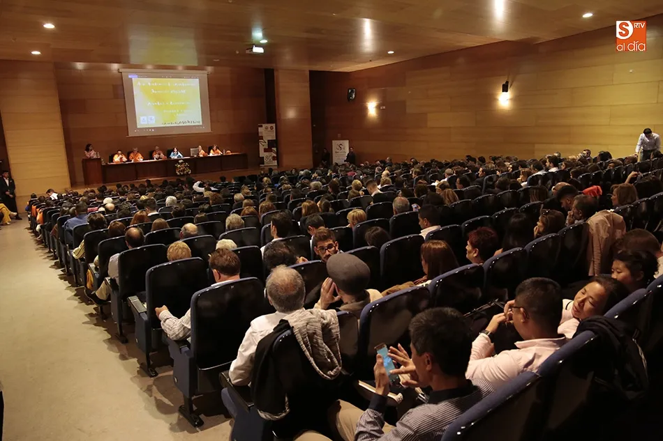 Foto 5 - Los alumnos de Econom&iacute;a celebran su fiesta de graduaci&oacute;n