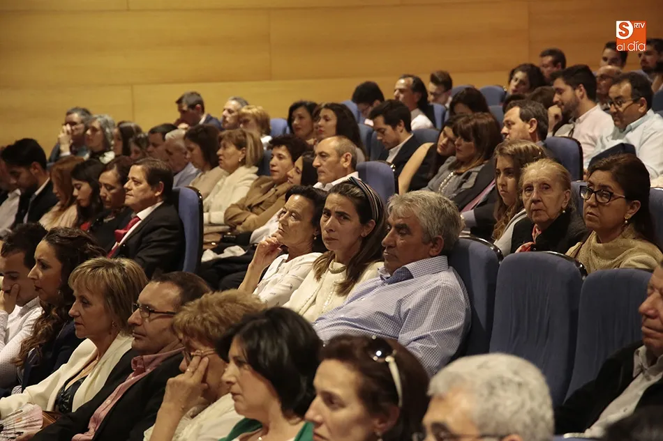 Foto 4 - Los alumnos de Econom&iacute;a celebran su fiesta de graduaci&oacute;n