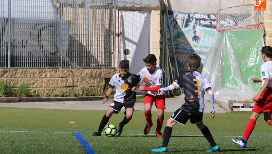 Una jugada del partido de Primera Alevín entre la UD Santa Marta y Unionistas. Fotos: Alberto Martín