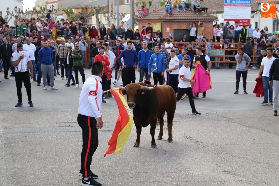 Uno de los mozos llama a Deseadito con una bandera