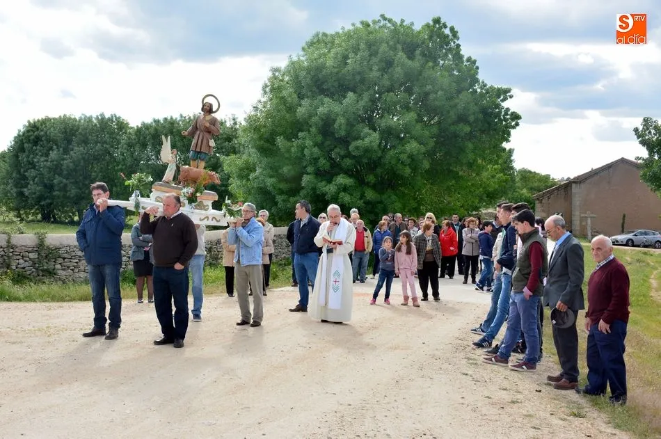 Los hombres del campo homenajean a San Isidro arropados por todo el pueblo  