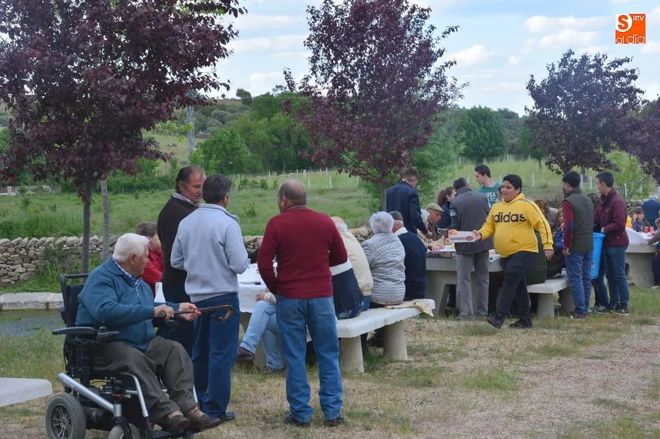 Foto 4 - Los hombres del campo homenajean a San Isidro arropados por todo el pueblo  