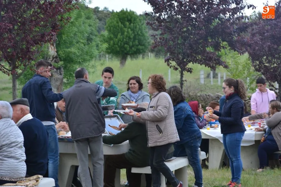 Foto 3 - Los hombres del campo homenajean a San Isidro arropados por todo el pueblo  