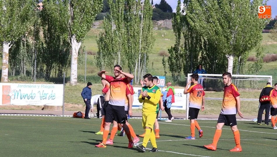 Los jugadores del Carbajosa se retiran del campo tras la victoria en el derbi. Fotos: Alberto Martín