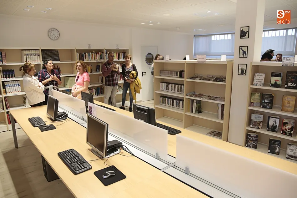 Foto 3 - Mar&iacute;a Jeunet participa en la inauguraci&oacute;n de la biblioteca de Do&ntilde;inos  