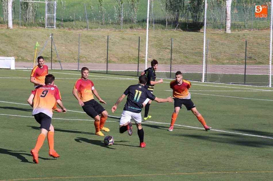 Foto 11 - El Carbajosa mantiene viva la llama de la esperanza tras ganar al B&eacute;jar Industrial