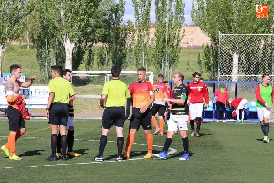 Foto 10 - El Carbajosa mantiene viva la llama de la esperanza tras ganar al B&eacute;jar Industrial
