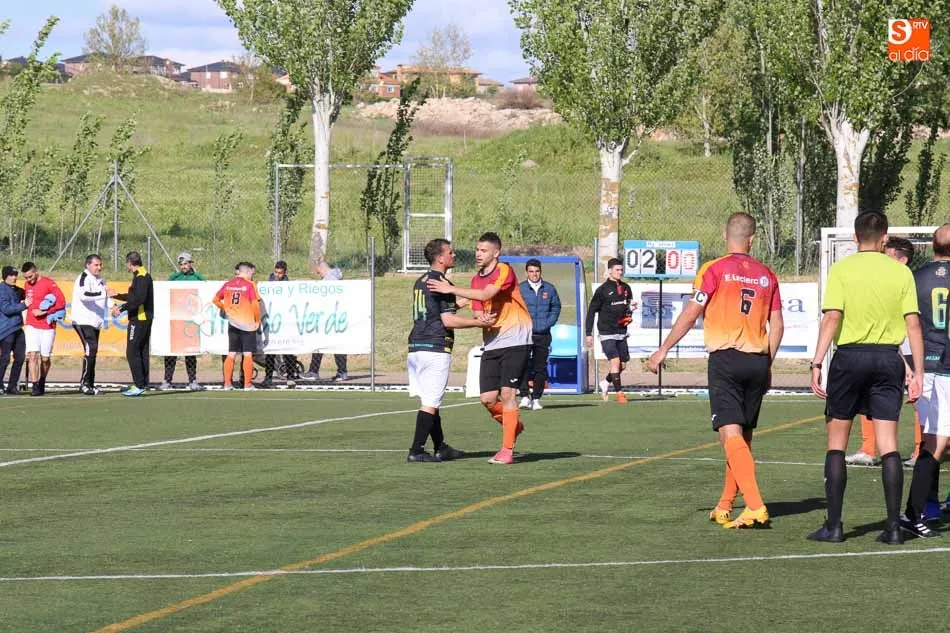 Foto 9 - El Carbajosa mantiene viva la llama de la esperanza tras ganar al B&eacute;jar Industrial