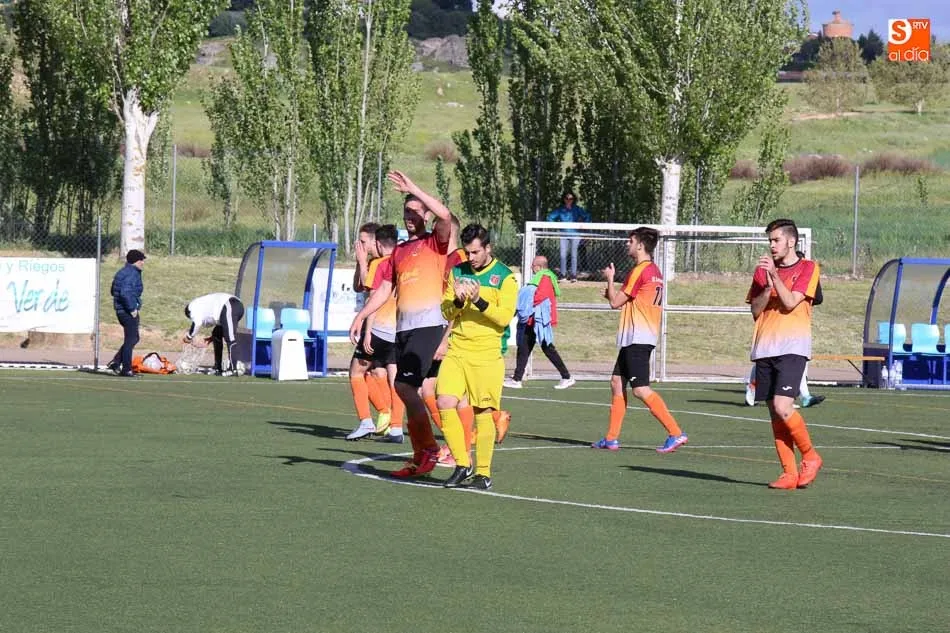 Foto 8 - El Carbajosa mantiene viva la llama de la esperanza tras ganar al B&eacute;jar Industrial