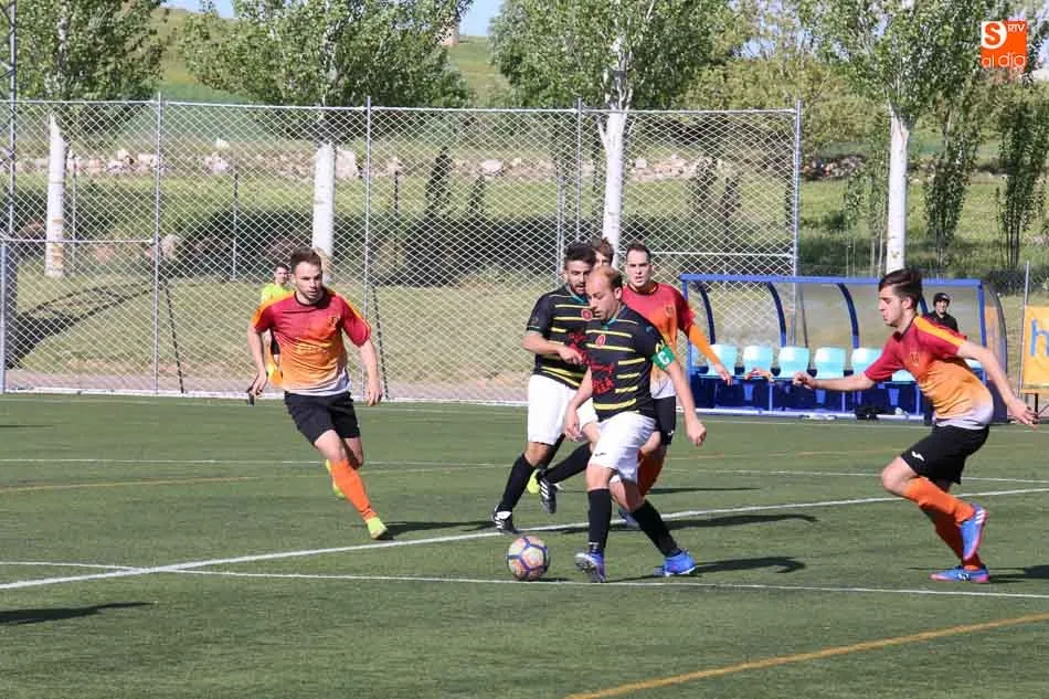 Foto 7 - El Carbajosa mantiene viva la llama de la esperanza tras ganar al B&eacute;jar Industrial