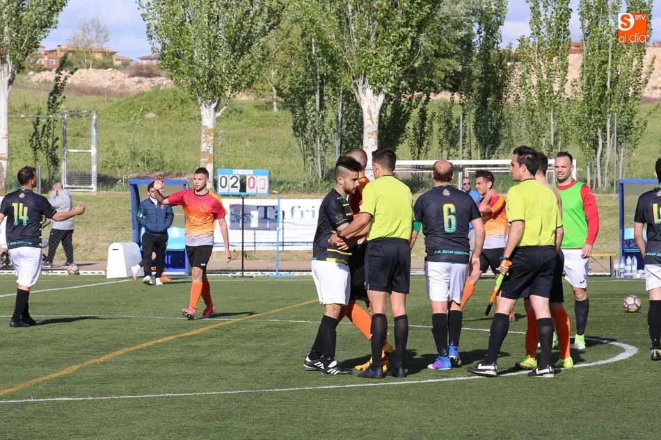 Foto 6 - El Carbajosa mantiene viva la llama de la esperanza tras ganar al B&eacute;jar Industrial