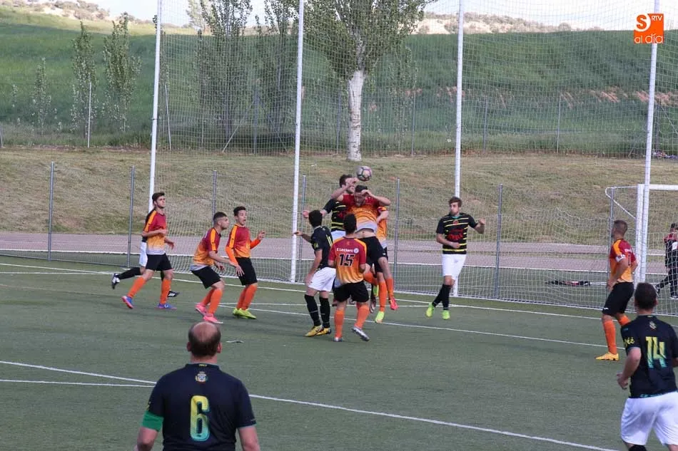 Foto 5 - El Carbajosa mantiene viva la llama de la esperanza tras ganar al B&eacute;jar Industrial