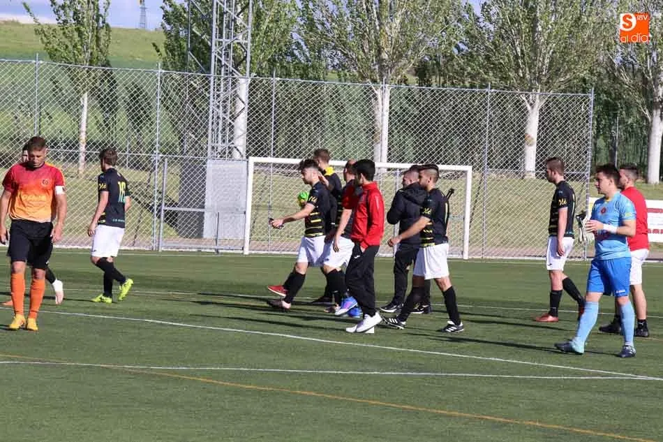 Foto 4 - El Carbajosa mantiene viva la llama de la esperanza tras ganar al B&eacute;jar Industrial