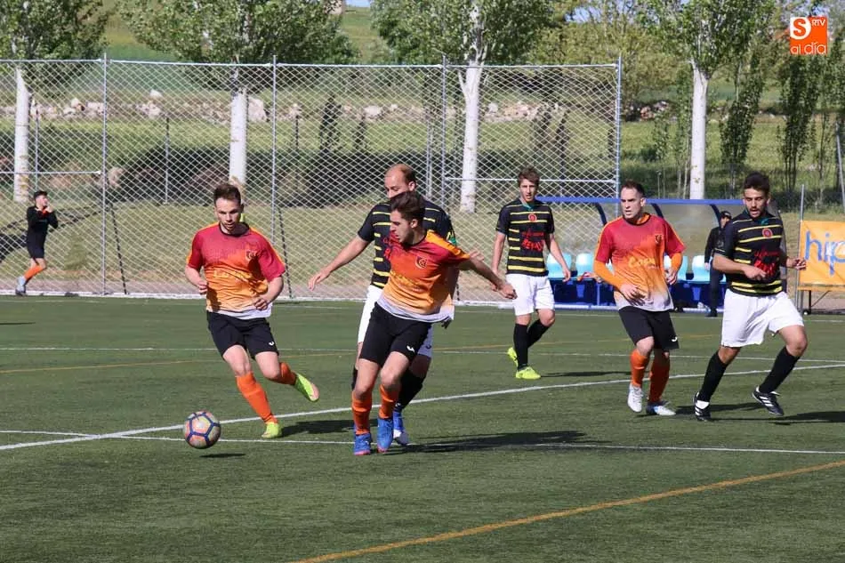 Foto 3 - El Carbajosa mantiene viva la llama de la esperanza tras ganar al B&eacute;jar Industrial
