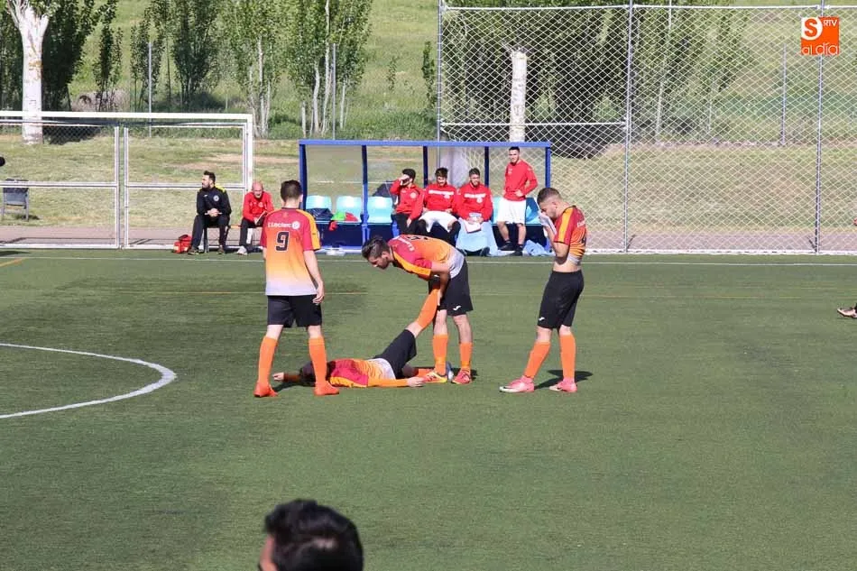 Foto 2 - El Carbajosa mantiene viva la llama de la esperanza tras ganar al B&eacute;jar Industrial