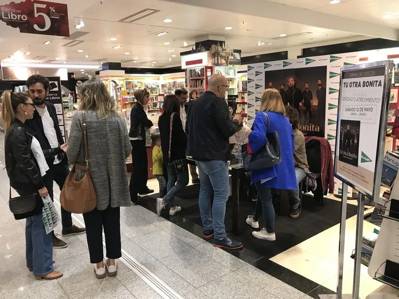 Foto 4 - &lsquo;Tu Otra Bonita&rsquo; se re&uacute;ne con sus fans salmantinos en&nbsp;el Corte Ingl&eacute;s&nbsp;  