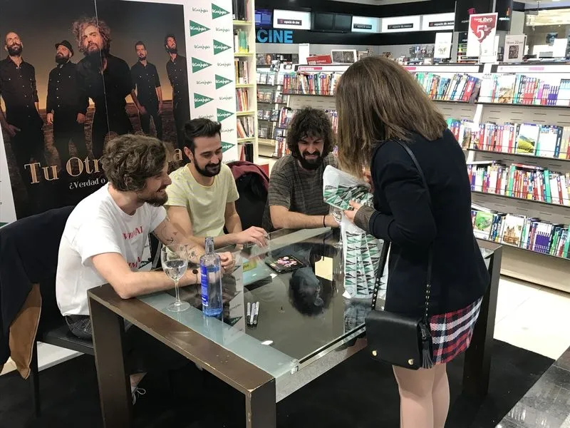 Foto 3 - &lsquo;Tu Otra Bonita&rsquo; se re&uacute;ne con sus fans salmantinos en&nbsp;el Corte Ingl&eacute;s&nbsp;  