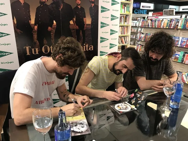 Foto 2 - &lsquo;Tu Otra Bonita&rsquo; se re&uacute;ne con sus fans salmantinos en&nbsp;el Corte Ingl&eacute;s&nbsp;  