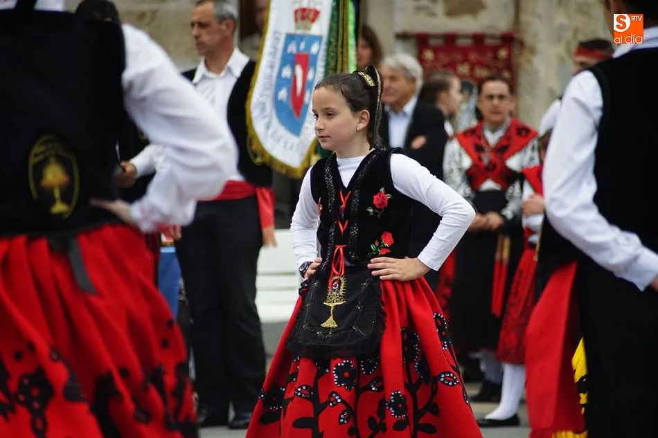 Foto 7 - El Festival de Danzas logra llenar de nuevo la plaza de la Cruz