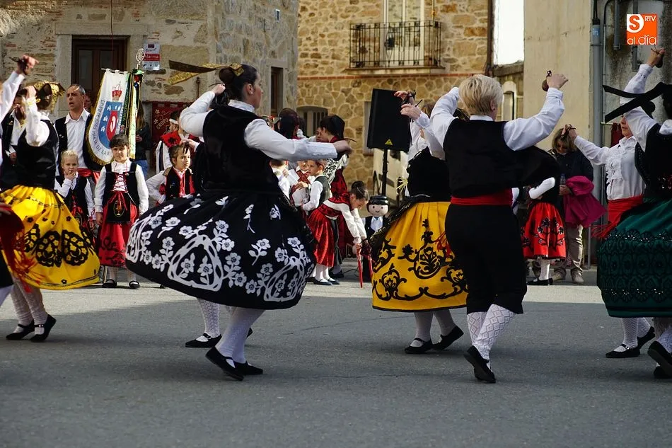 Foto 6 - El Festival de Danzas logra llenar de nuevo la plaza de la Cruz