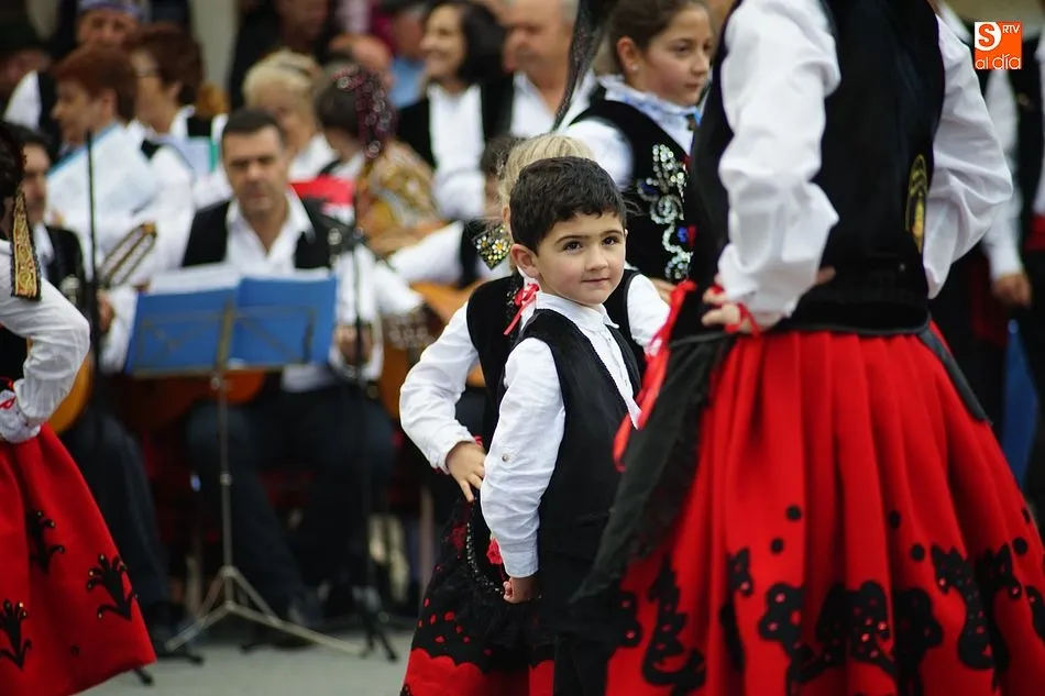 Foto 5 - El Festival de Danzas logra llenar de nuevo la plaza de la Cruz