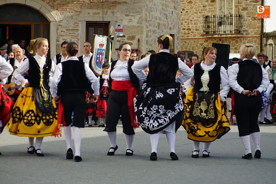Foto 4 - El Festival de Danzas logra llenar de nuevo la plaza de la Cruz