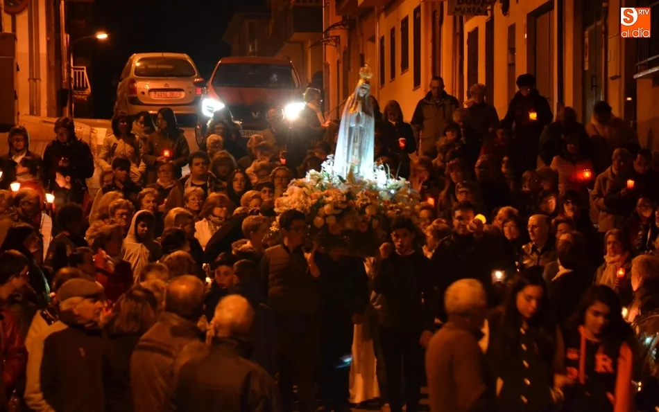 La Virgen de Fátima procesiona entre las velas por el Valle de San Martín en una fría noche  