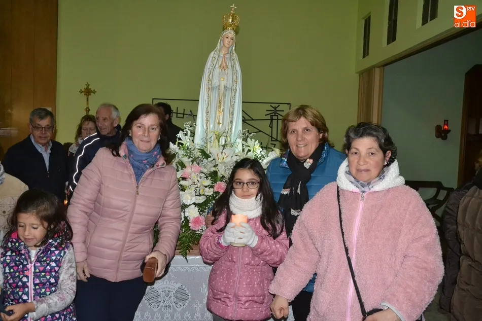 Foto 7 - La Virgen de F&aacute;tima procesiona entre las velas por el Valle de San Mart&iacute;n en una fr&iacute;a noche  
