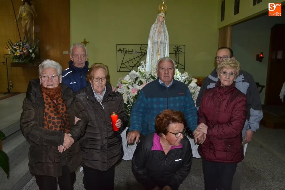 Foto 6 - La Virgen de F&aacute;tima procesiona entre las velas por el Valle de San Mart&iacute;n en una fr&iacute;a noche  