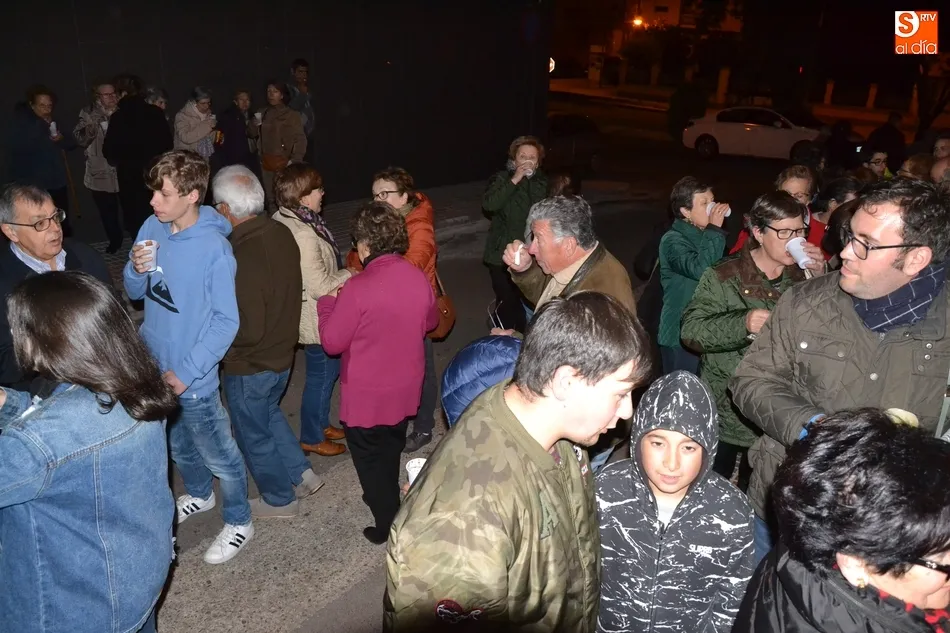 Foto 3 - La Virgen de F&aacute;tima procesiona entre las velas por el Valle de San Mart&iacute;n en una fr&iacute;a noche  