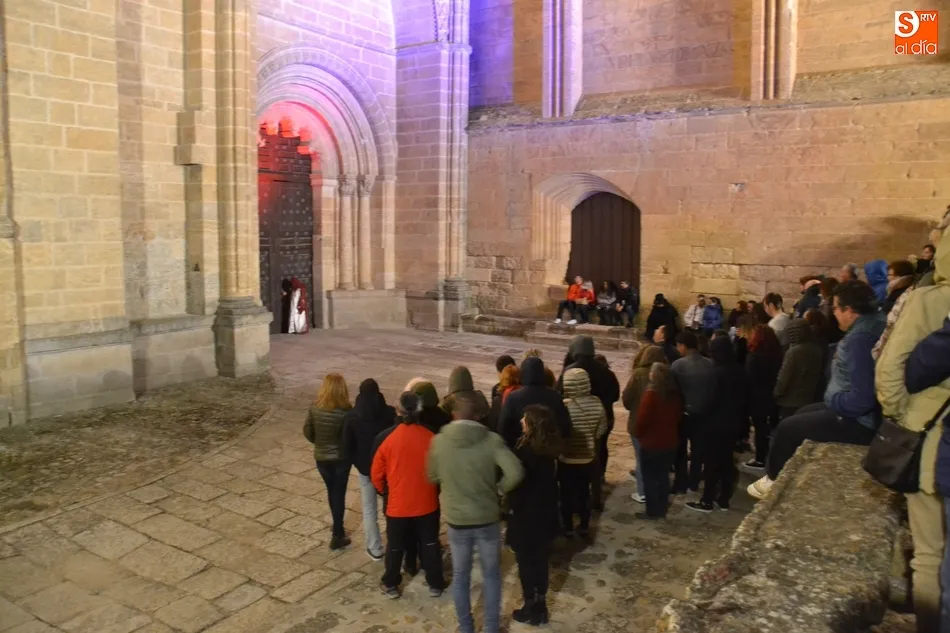 Foto 7 - Otro centenar de personas vive una fr&iacute;a noche maldita  