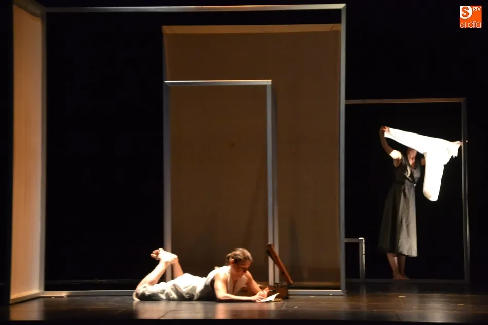 Foto 4 - Karlik da a conocer a los mirobrigenses la figura de Mar&iacute;a Zambrano gracias a la danza  