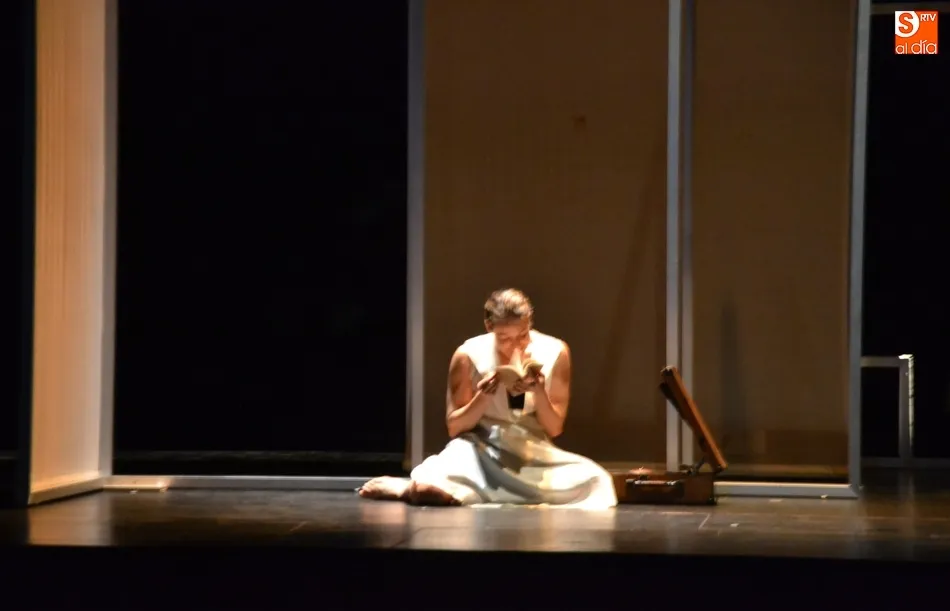 Foto 5 - Karlik da a conocer a los mirobrigenses la figura de Mar&iacute;a Zambrano gracias a la danza  