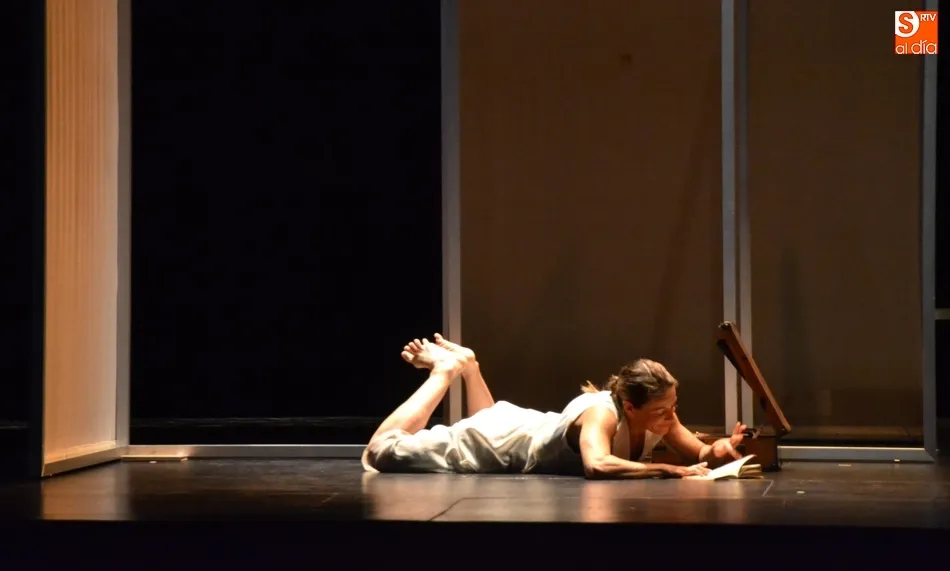 Foto 3 - Karlik da a conocer a los mirobrigenses la figura de Mar&iacute;a Zambrano gracias a la danza  