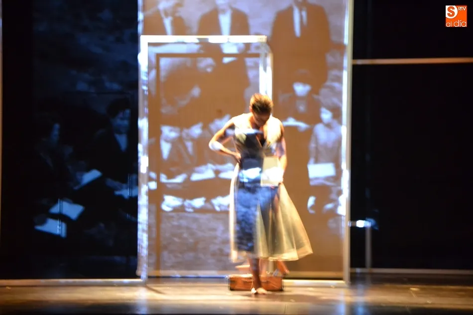 Foto 6 - Karlik da a conocer a los mirobrigenses la figura de Mar&iacute;a Zambrano gracias a la danza  