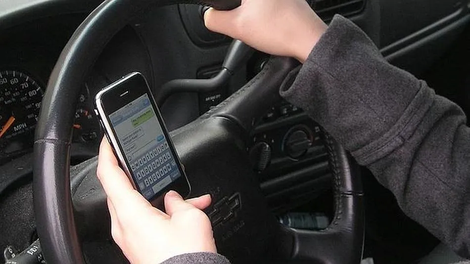 Más de 1.400 denuncias por el uso del móvil al volante en Salamanca