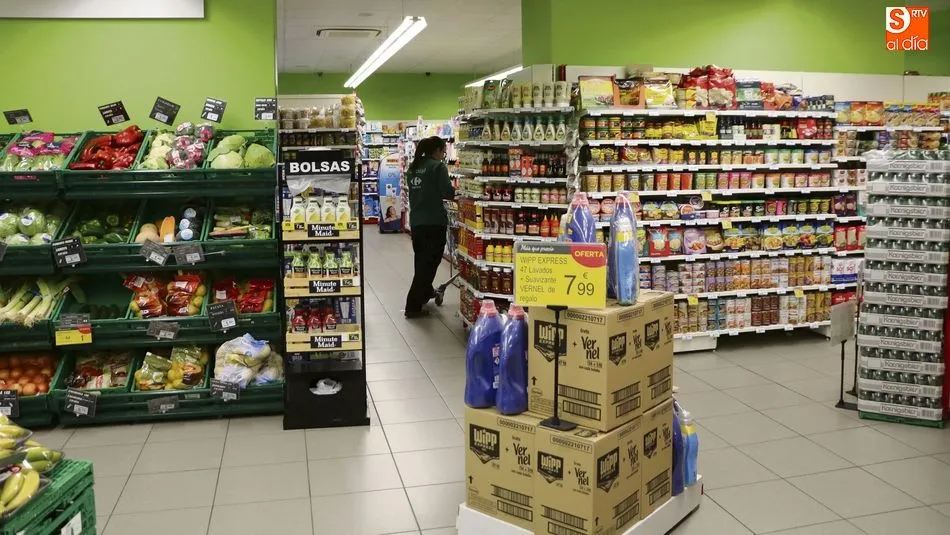 A la apuesta por productos de la zona, se suman la pescadería con productos frescos y congelados, y los apartados de frutería y charcutería