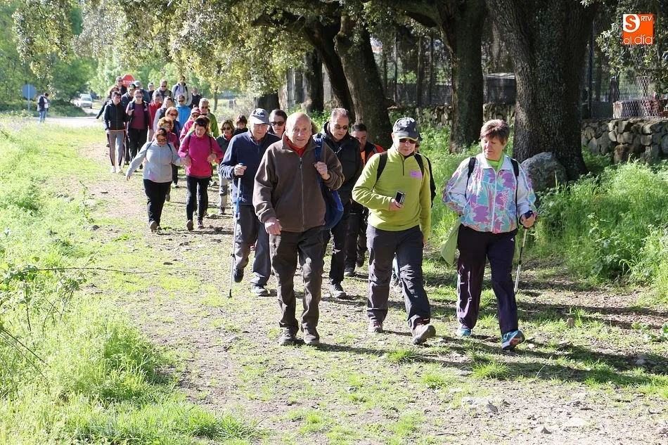 Foto 11 - M&aacute;s de 150 caminantes recorren el entorno del Sangus&iacute;n