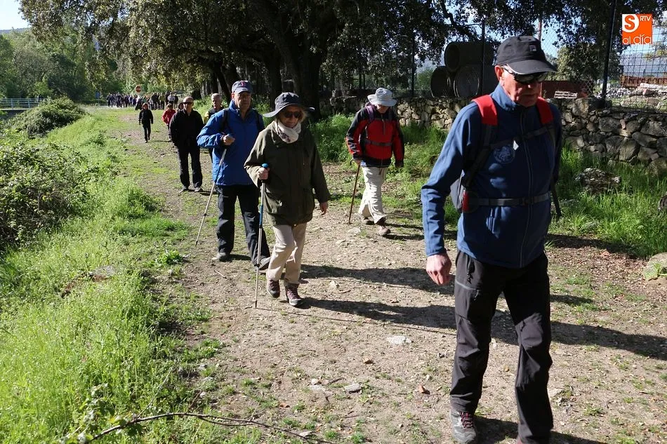 Foto 10 - M&aacute;s de 150 caminantes recorren el entorno del Sangus&iacute;n