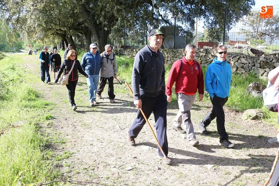 Foto 8 - M&aacute;s de 150 caminantes recorren el entorno del Sangus&iacute;n