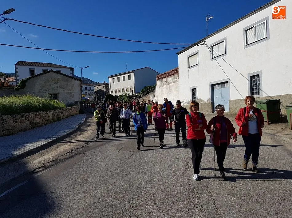 Foto 7 - M&aacute;s de 150 caminantes recorren el entorno del Sangus&iacute;n
